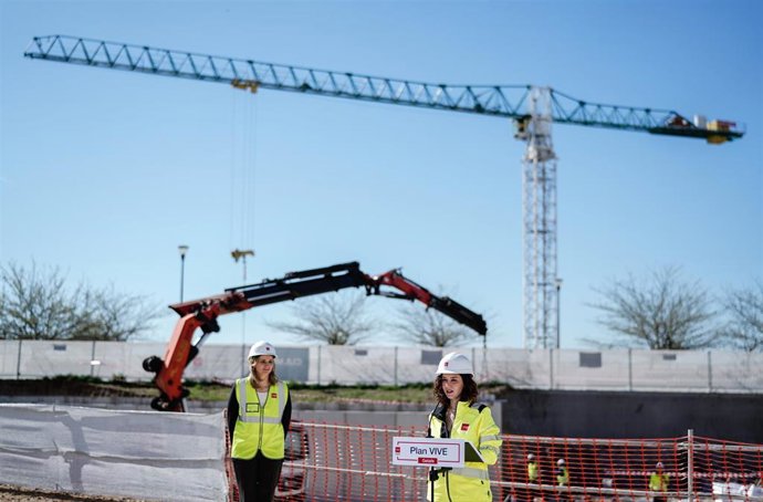 La consejera de Vivienda, Paloma Martín, y la presidenta de la Comunidad de Madrid, Isabel Díaz Ayuso