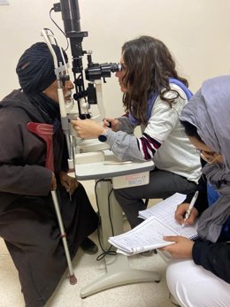 Aguas Santas Sánchez Rull, oftalmóloga del Hospital Quirónsalud Sagrado Corazón, ha participado en la realización de cirugías oculares en una misión humanitaria en el Sáhara.