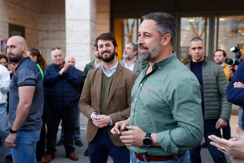 El vicepresidente de la Junta de Castilla y León, Juan García-Gallardo (i) y el presidente de Vox, Santiago Abascal (d), en Valladolid