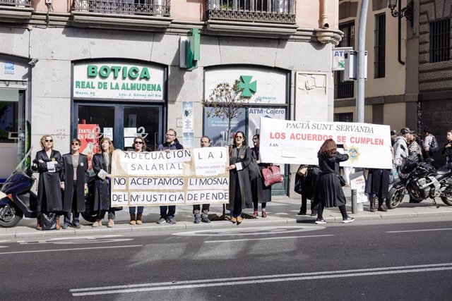 Varios letrados de la Administración de Justicia (LAJ) protestan frente al Consejo de Estado, a 10 de marzo de 2023, en Madrid (España). 