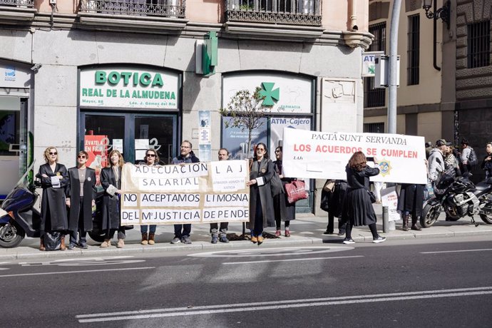 Varios letrados de la Administración de Justicia (LAJ) protestan frente al Consejo de Estado, a 10 de marzo de 2023, en Madrid (España). El comité de huelga de los LAJ convocó ayer 9 de marzo una protesta que continúa hoy tras las "infructuosas reunione