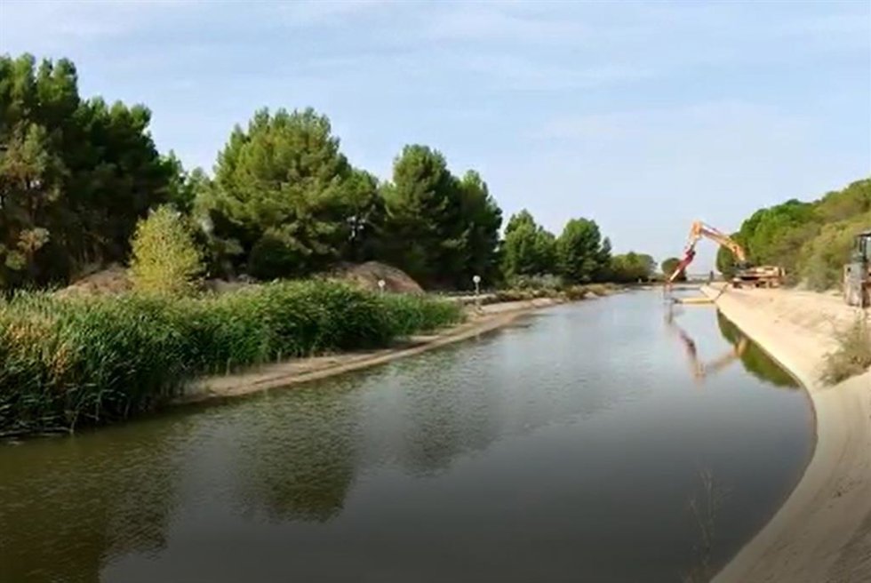 Archivo - Los ajeros reclaman agua para un riego inmediato que salve sus cosechas y que se limpie de lodos con una obra de emergencia el canal principal de riego del Genil-Cabra.