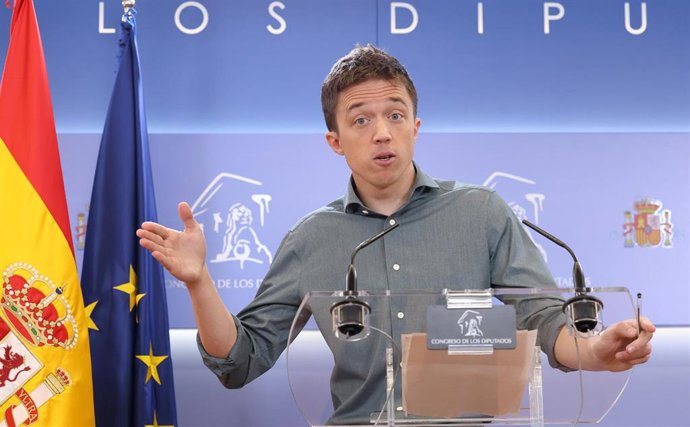 El líder de Más País, Íñigo Errejón, interviene durante una rueda de prensa anterior a la reunión de la Junta de Portavoces, en el Congreso de los Diputados, a 28 de marzo de 2023, en Madrid (España).