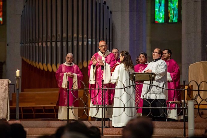 El cardenal arzobispo Juan José Omella oficia la misa rociera en la Sagrada Familia, a 18 de marzo de 2023, en Barcelona, Cataluña, (España). El presidente de la Junta asiste a la misa conmemorativa de la 50 romería del Rocío en Cataluña.