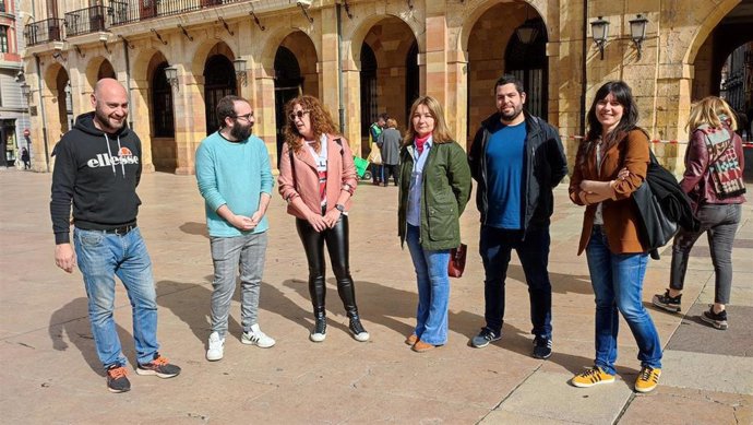 Concejales de Podemos en Oviedo, Gijón, Villaviciosa, Cudillero, San Martín del Rey Aurelio y Laviana, frente al Ayuntamiento de Oviedo.