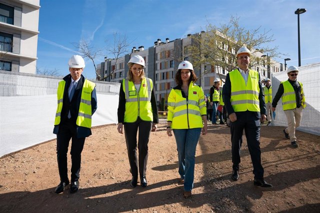 Isabel Díaz Ayuso visita una nueva promoción de viviendas en construcción del Plan Vive en Getafe