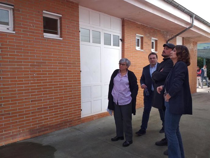 La alcaldesa de Gijón, Ana González,  durante su visita a la biblioteca municipal de La Camocha para presentar el plan de obras en la red pública