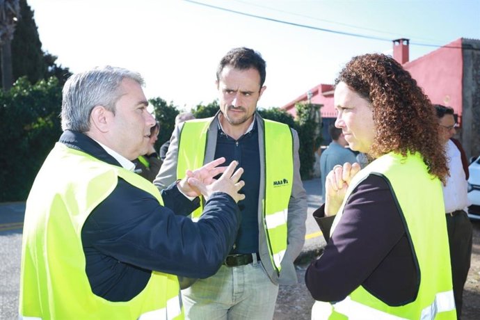 (De Izquierda A Derecha) El Alcalde De Inca, Virgilio Moreno; El Conseller Insular De Movilidad E Infraestructuras, Iván Sevillano; Y La Presidenta Del Consell De Mallorca, Catalina Cladera, Durante La Visita De Obras De La Rotonda De Camí Vell de Muro