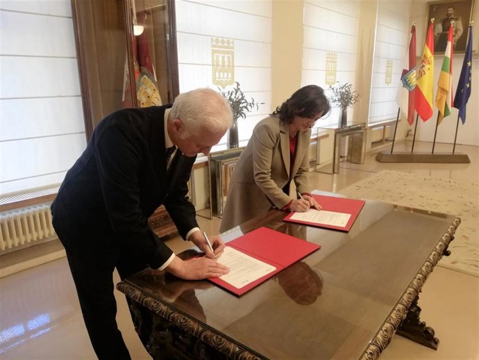 Concha Andreu y Pablo Hermoso de Mendoza, firmando el Convenio de Capitalidad 2023