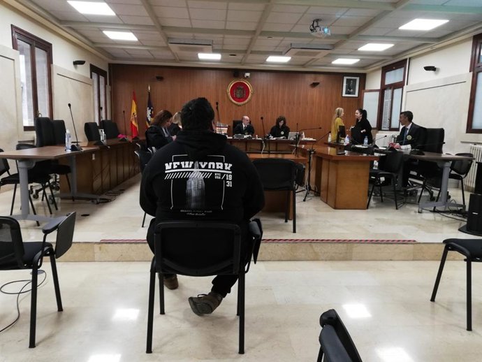 El acusado de presuntos abusos sexuales a su hija, sentado para el juicio en la Audiencia Provincial.