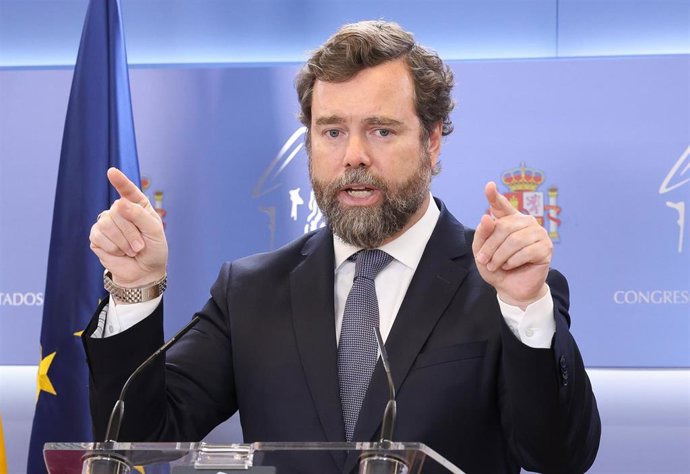 El portavoz de VOX en el Congreso de los Diputados, Iván Espinosa de los Monteros, interviene durante una rueda de prensa anterior a la reunión de la Junta de Portavoces, en el Congreso de los Diputados, a 28 de marzo de 2023, en Madrid (España).