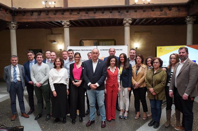 Los responsables de la Diputación de Segovia con empresarios y representantes de instituciones participantes en 'La Cantera de Talento' este martes durante la presentación