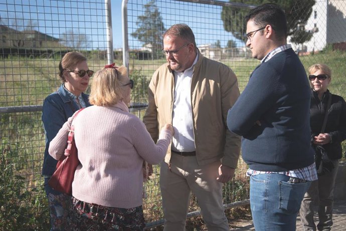 Visita del alcalde de Mérida, Antonio Rodríguez Osuna, a los terrenos donde se construirá el hogar de mayores en Nueva Ciudad