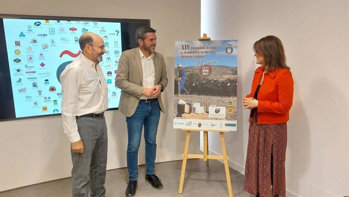 El consejero Antonio Luengo durante la presentación de las XIV Jornadas de la Asociación Española de Denominaciones de Origen, que tendrán lugar en Murcia, del 14 al 17 de junio.