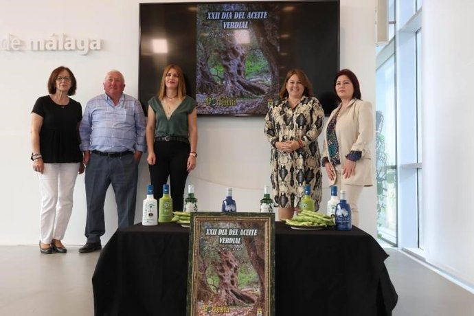 La vicepresidenta segunda de Diputación, Natacha Rivas, ha sido la encargada de presentar esta fiesta junto a la concejala de Turismo, Paloma Díaz, y Yolanda Morales, gerente de la Cooperativa San José Artesano de Mondrón.