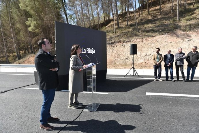 La presidenta del Gobierno de La Rioja, Concha Andreu, ha inaugurado esta mañana la variante de Murillo de Río Leza