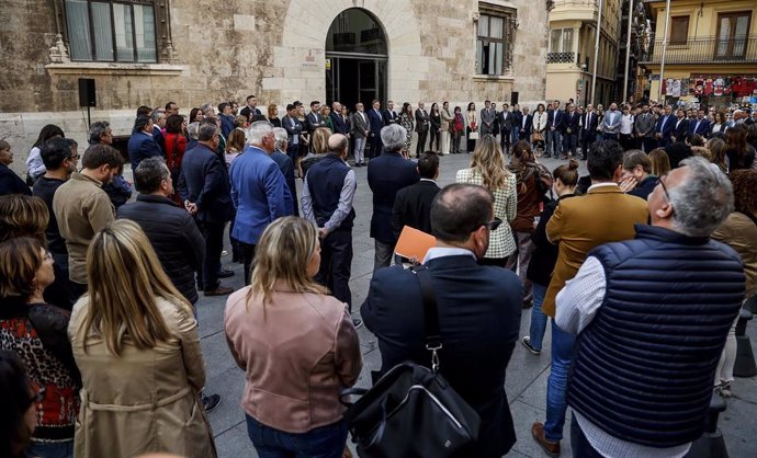 Decenas de personas guardan un minuto de silencio frente al Palau de la Generalitat por el asesinato de violencia machista a una mujer de 63 años en Orihuela (Alicante)