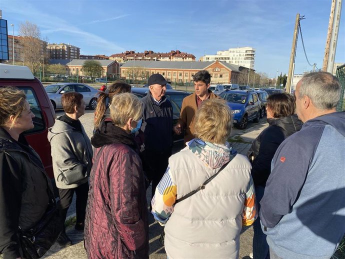 El portavoz y candidato del PSOE a la Alcaldía de Santander, Daniel Fernández, en el Barrio Pesquero