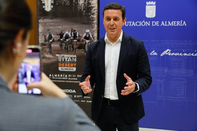 Javier Aureliano García presenta la koda Titan Desert Almería 2023