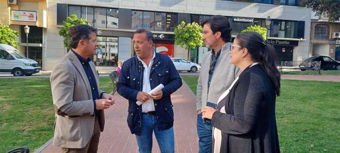 El secretario territorial del Andévalo del PSOE de Huelva y alcalde de San Silvestre de Guzmán, José Alberto Macarro, acompañado por socialistas onubenses.