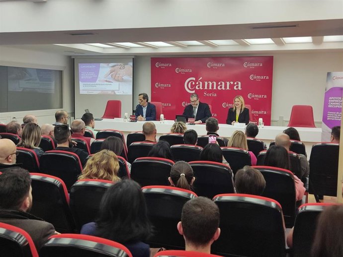 De izda a dcha, Cobo, Santamaría y De Gregorio en una jornada del ICE