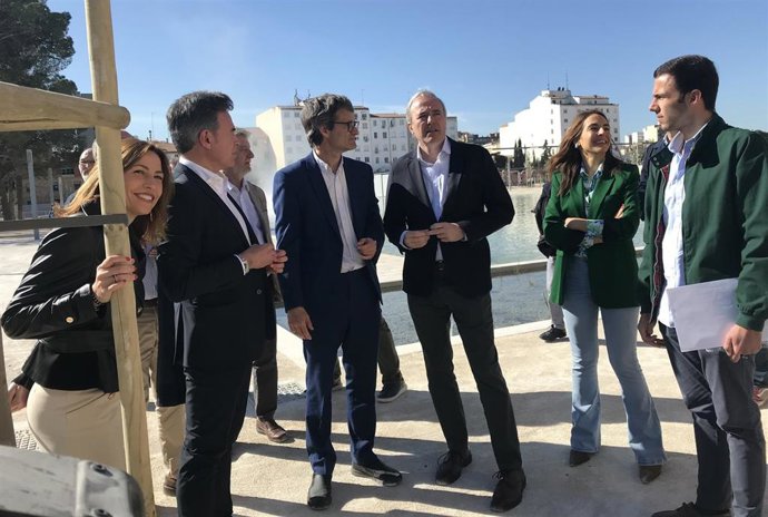 El alcalde de Zaragoza, Jorge Azcón; los consejeros municipales de Urbanismo, Víctor Serrano; y Servicios Públicos y Movilidad, Natalia Chueca, en la inauguración del Parque Pigantelli junto al portavoz de ZeC, Pedro Santisteve