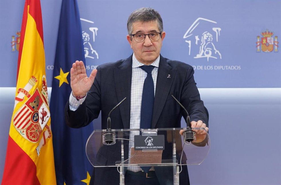El portavoz del PSOE en el Congreso, Patxi López, durante una rueda de prensa en el Congreso de los Diputados.