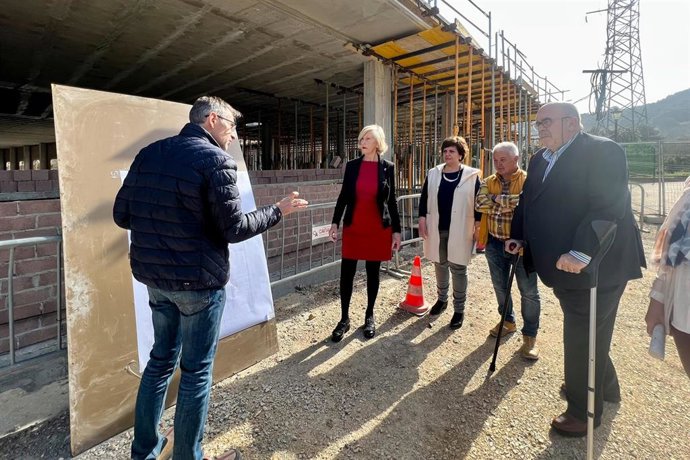 La consejera de Educación y Formación Profesional, Marina Lombó, visita las obras del CEIP Marcial Solana de Villaescusa.
