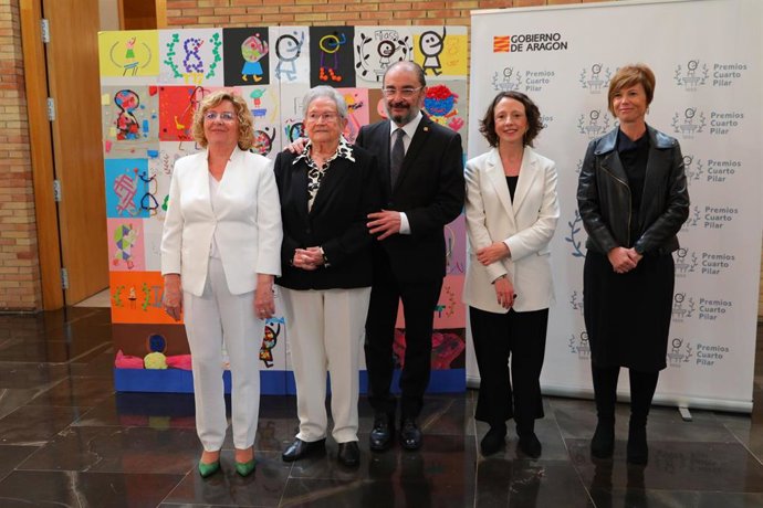 El presidente del Gobierno de Aragón, Javier Lambán, con las premiadas.