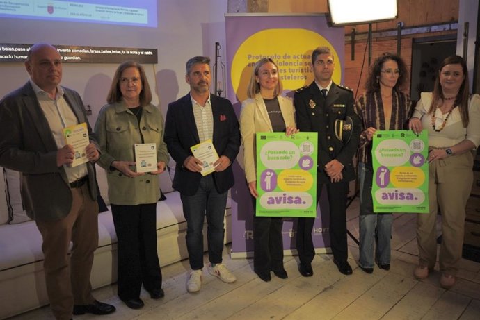 La consejera de Política Social, Familias e Igualdad, Conchita Ruiz Caballero, presenta el Protocolo de Actuación ante Violencia Sexual en locales turísticos y hosteleros.