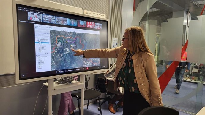 La consejera de Presidencia y Relaciones Institucionales del Gobierno de Aragón, Mayte Pérez, durante la reunión del Centro de Coordinación Operativa para analizar la evolución del incendio, en la sala de crisis del 112 Aragón.