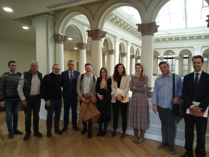 Los asistentes a la reunión entre Unión de Uniones de Agricultores y Ganaderos con la Comisión Nacional de los Mercados y la Competencia (CNMC).