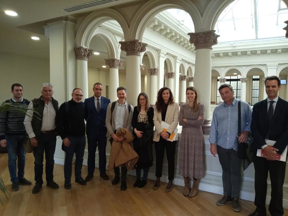 Los asistentes a la reunión entre Unión de Uniones de Agricultores y Ganaderos con la Comisión Nacional de los Mercados y la Competencia (CNMC).