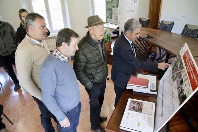 El presidente de Cantabria, Miguel Ángel Revilla, presenta los proyectos de la segunda fase de la carretera de La Alcomba y la ampliación del puente de Ogarrio
