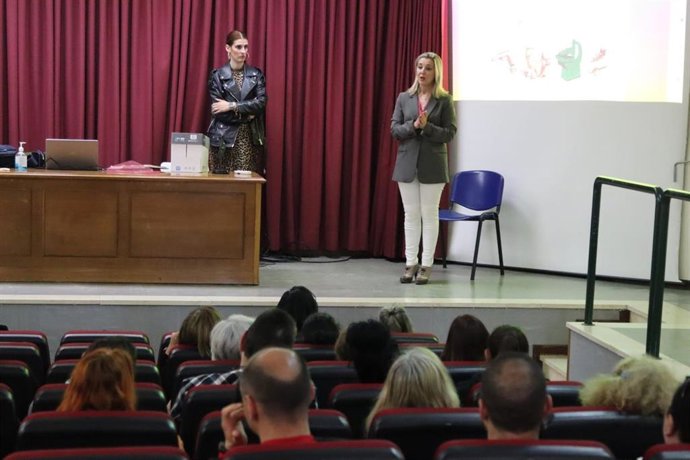 La alcaldesa de Alcalá de Guadaíra, Ana Isabel Jiménez, ha asegurado que el Ayuntamiento está comprometido con el empleo como prioridad.