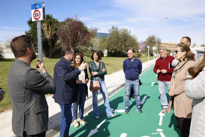 El carril bici que une el parque industrial PISA con la estación de Metro de Mairena del Aljarafe ya está en funcionamiento.