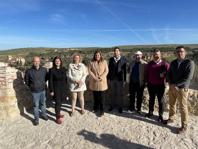 La alcaldesa Clara Martín (centro), con la subdelegada del Gobierno, Lirio Martín (de blanco) con representantes municipales y Técnicos de la obra, en una de las torres restauradas.