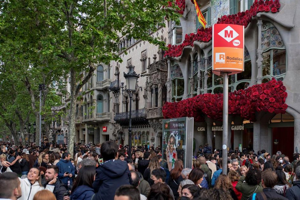 Archivo - Varios ciudadanos durante la feria literaria de Sant Jord, a 23 de abril de 2022, en Barcelona, (España). 
