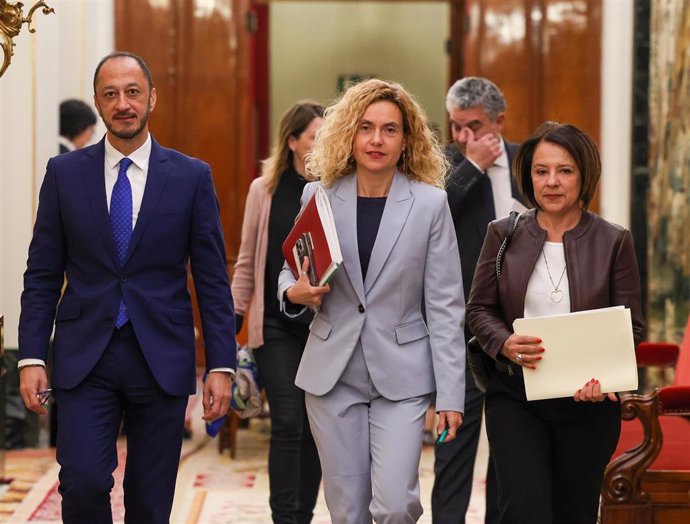 El vicepresidente del Congreso, el socialista Alfonso Rodríguez Gómez de Celis (1i), y la presidenta del Congreso, Meritxell Batet (c), a su llegada a una reunión de la Mesa del Congreso, en el Congreso de los Diputados