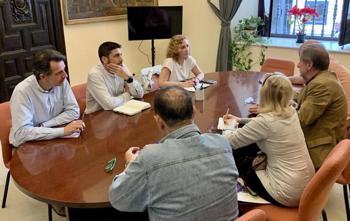 Susana Hornillo e Ismael Sánchez, en la reunión con miembros de Mesa por Tablada.