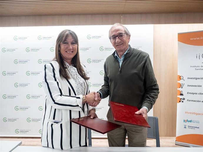 La consejera de Sanidad, Sira Repollés, y el presidente de la AECC en Zaragoza,  José Luis Ansó