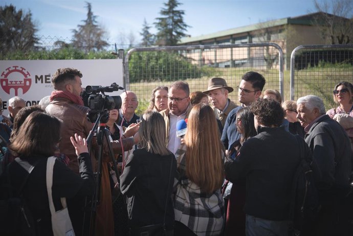 El alcalde de Mérida, Antonio Rodríguez Osuna, atiende a los medios de comunicación junto al solar donde se construirá el Hogar de Mayores de Nueva Ciudad.