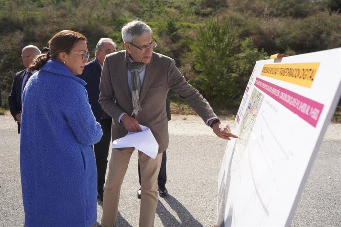 La consejera visita  Guardo, donde se van a invertir 14 millones de euros para una variante.