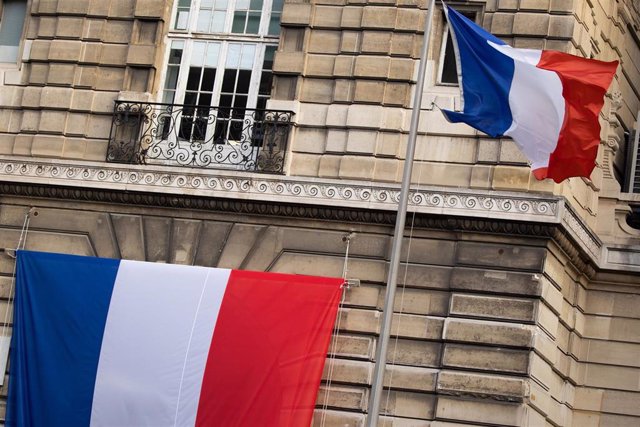 Archivo - Banderas de Francia durante una ceremonia de graduación de la Policía en París