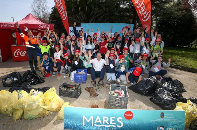 Unos 50 alumnos y profesores del CEIP Cantabria de Puente San Miguel participan en una jornada de limpieza del río Saja