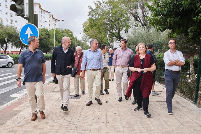 Archivo - Sanz presenta a vecinos su plan de aparcamientos para los barrios donde sus vecinos lo demanden.