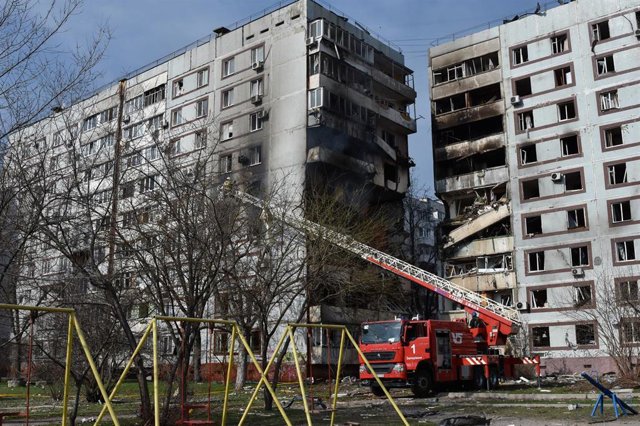 Los Bomberos intentan apagar un incendio en un edificio atacado en Zaporiyia, Ucrania