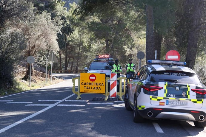Dos coches anuncian una carretera cortada en la Serra de Tramuntana, a 10 de marzo de 2023, en Sóller, Mallorca, Baleares (España). 