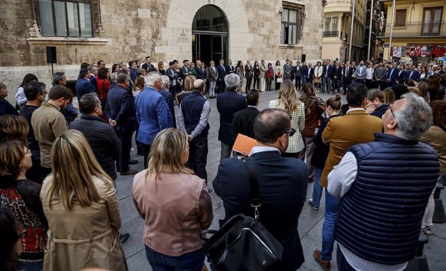 Desenes de persones guarden un minut de silenci enfront del Palau de la Generalitat per l'assassinat de violència masclista a una dona de 63 anys a Oriola 