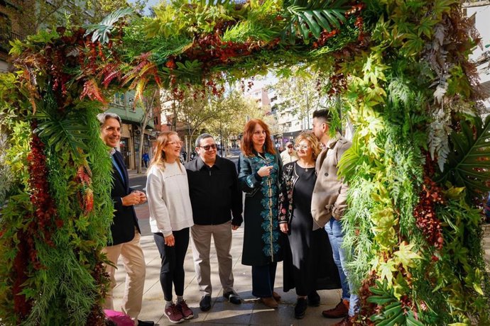 La escena urbana de los Paseos Comerciales mejora con 15 arcos florales